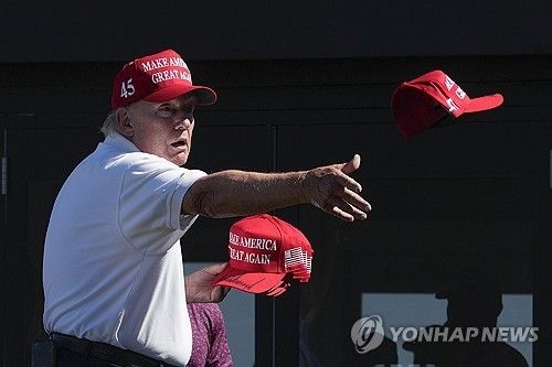 '마가' 모자 쓴 트럼프 대통령