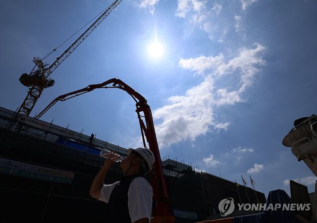 '극한 더위와 사투 벌이는 건설 현장'