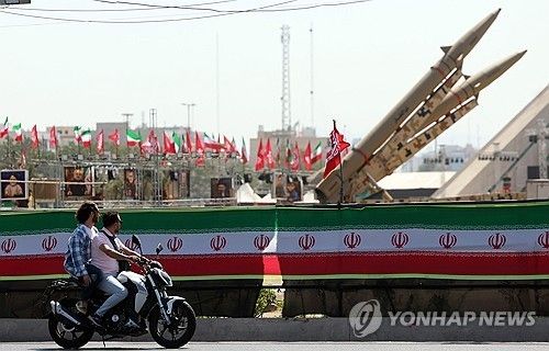 이란 수도 테헤란의 아자디 광장에 전시된 졸파가르 미사일