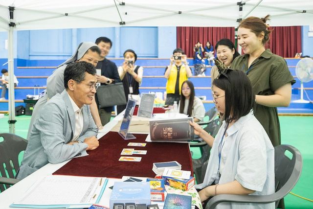 지난해 양천구 청소년의날 축제에서 청소년과 대화하는 이기재 구청장