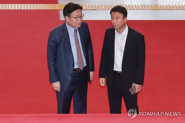 대화 나누는 여야 원내대표