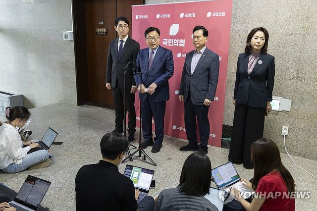 취재진 질문에 답하는 국민의힘 정점식 원내대표