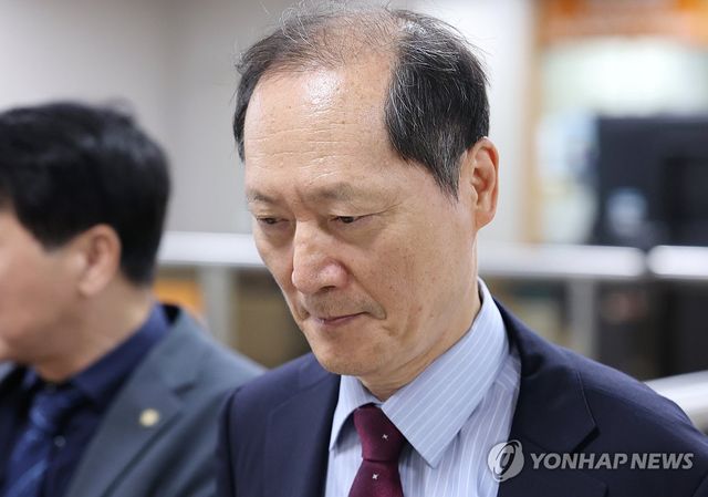 법정 향하는 이완규 전 법제처장