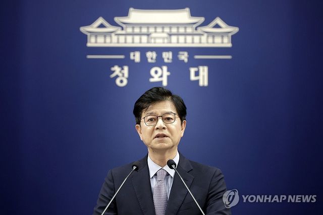 인사 브리핑 하는 성기홍 홍보수석