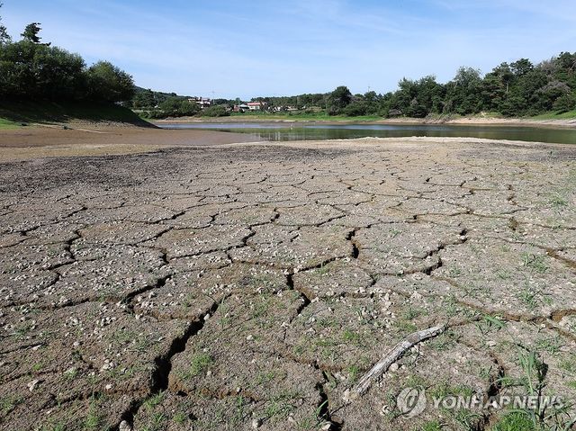 갈라진 바닥 드러난 저수지
