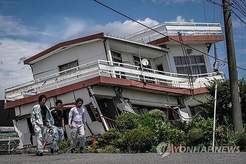 강진 충격으로 파손된 구마모토현 주택