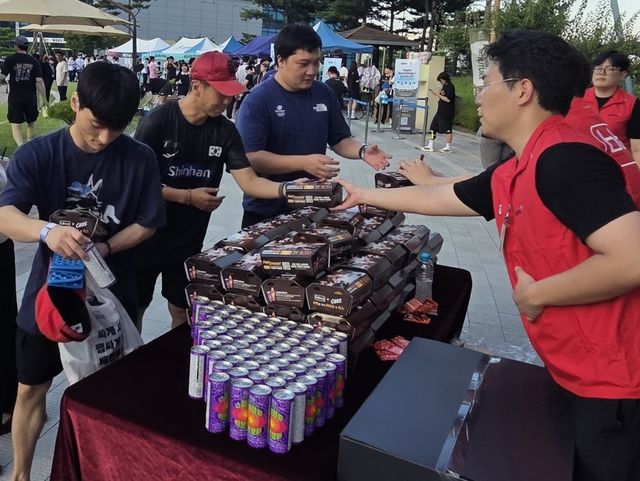 BBQ, 충북 진천 국가대표선수촌에 치킨 500인분 전달