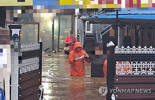 수해 현장서 주민 구조하는 전북소방
