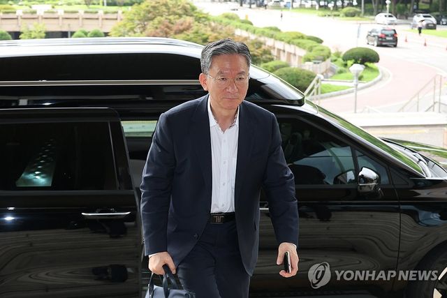 출근하는 정성호 법무장관