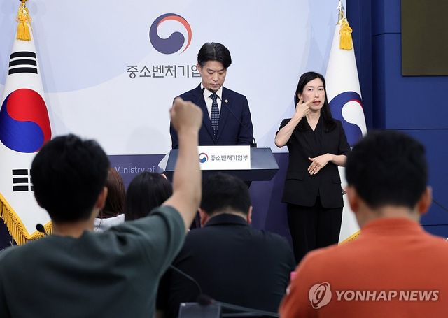 질문받는 노용석 중소벤처기업부 장관 직무대행