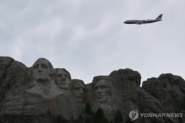 미국 전직 대통령의 두상이 새겨진 러시모어산 위를 비행하는 트럼프 전용기