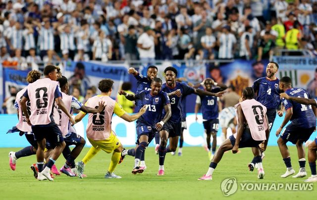 아르헨티나와의 경기에서 2-2 동점 만드는 시드니 로페스 카브랄의 골에 기뻐하는 카보베르데 선수들