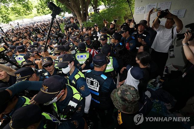 핸드볼경기장 개표소 진입 막는 시위 참가자들