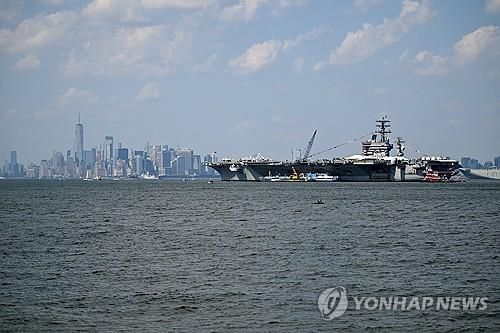 뉴욕 앞바다의 미 항공모함 니미츠호