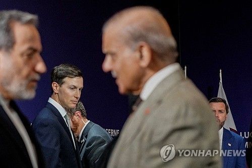 지난달 스위스에서 열린 미국·이란·파키스탄·카타르 4자 회담에 앞서, 아바스 아라그치 이란 외무장관과 셰바즈 샤리프 파키스탄 총리가 악수하고 있다. J.D. 밴스 미국 부통령과 도널드 트럼프 미국 대통령의 사위인 재러드 쿠슈너가 옆에서 이 모습을 지켜보고 있다. [AFP 연합뉴스 자료사진. 재판매 및 DB 금지]