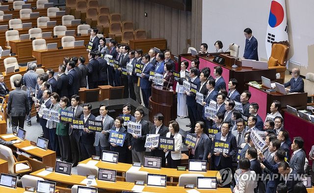 일방적 상임위원장 선출 주장하며 규탄시위 벌이는 국민의힘