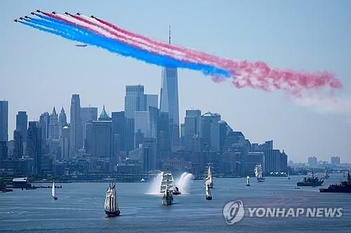 뉴욕항 인근의 대형 범선 선단과 축하 비행