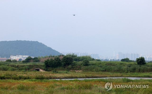 호남 반도체 공장 후보지 위로 헬기 비행
