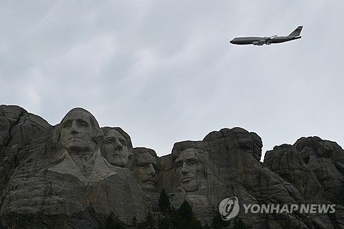 미국 전직 대통령의 두상이 새겨진 러시모어산 위를 비행하는 트럼프 전용기