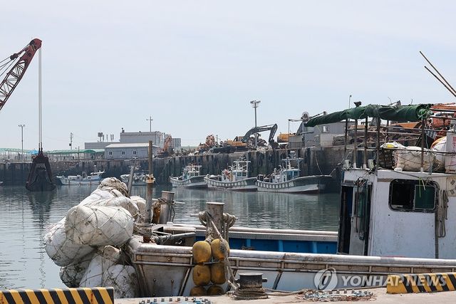 '출어 포기' 꽃게잡이 어선들