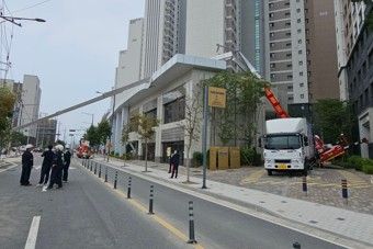 고압선과 접촉한 이사용차 사다리