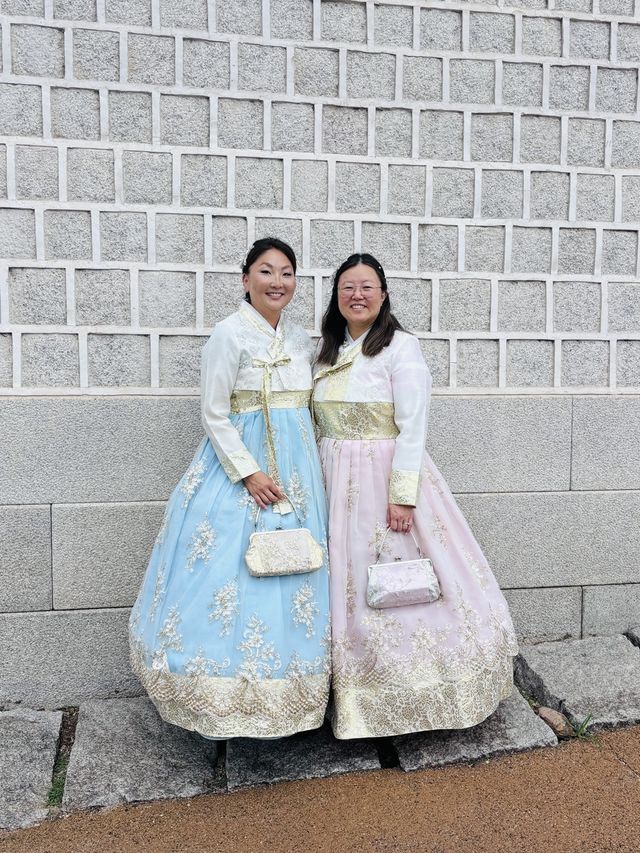 경복궁서 한복 입고 포즈 취한 매캐덤스(왼쪽)