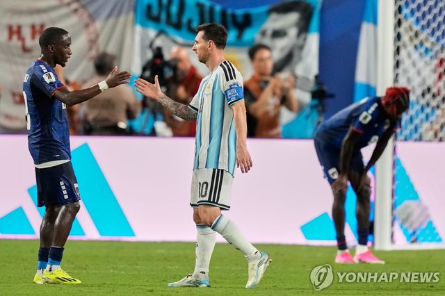 경기 마치고 카보베르데 선수와 인사하는 메시