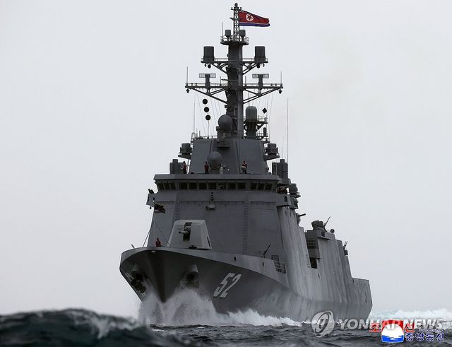 북한 김정은, 딸 주애와 구축함 '강건호' 항해시험 참관