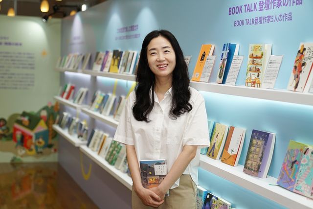 'K-북 토크'에 참여한 황보름 작가