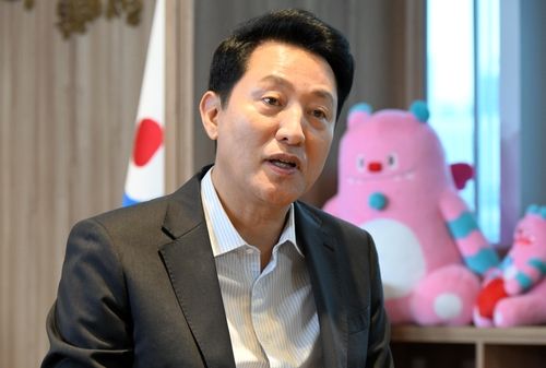 요미우리신문과 인터뷰하는 오세훈 시장