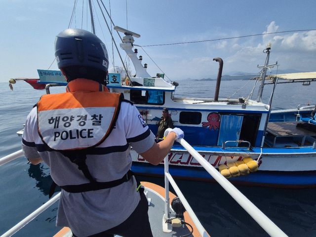 구명조끼 착용 단속하는 해경