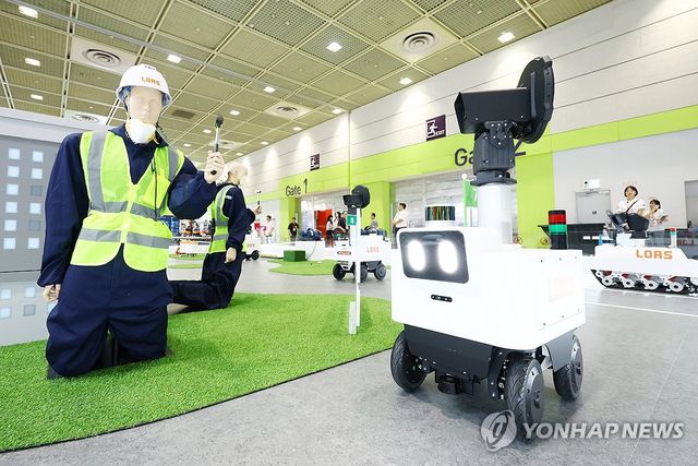 지난달 10일 서울 강남구 코엑스에서 열린 2026 스마트테크 코리아에서 시설관리 로봇들이 시연하고 있다. [연합뉴스 자료사진. 재판매 및 DB 금지]
