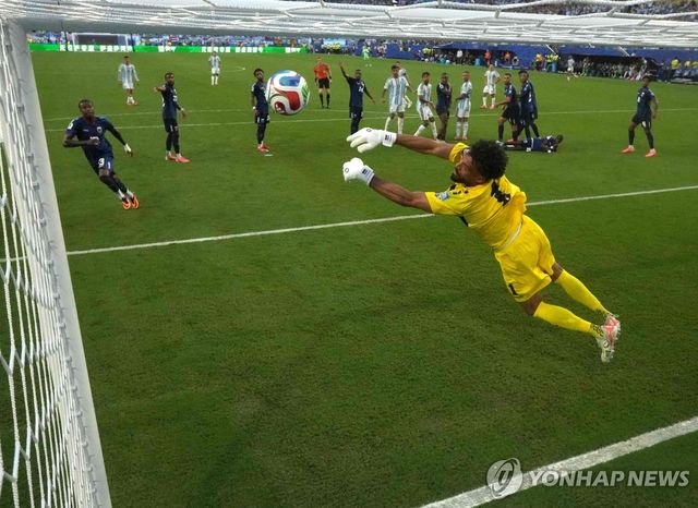 몸을 날려 선방하는 카보베르데 골키퍼 보지냐