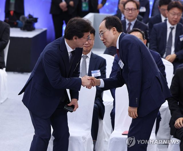 악수하는 부산시장과 대구시장