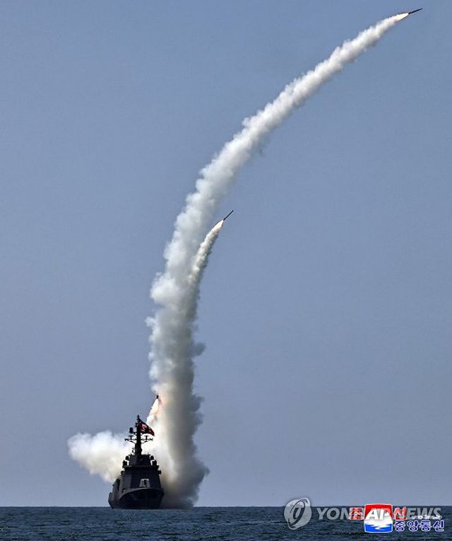 북한, 구축함 '강건호' 무기시험 진행