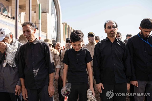 눈물을 흘리는 아야톨라 알리 하메네이 장례식 추모객들