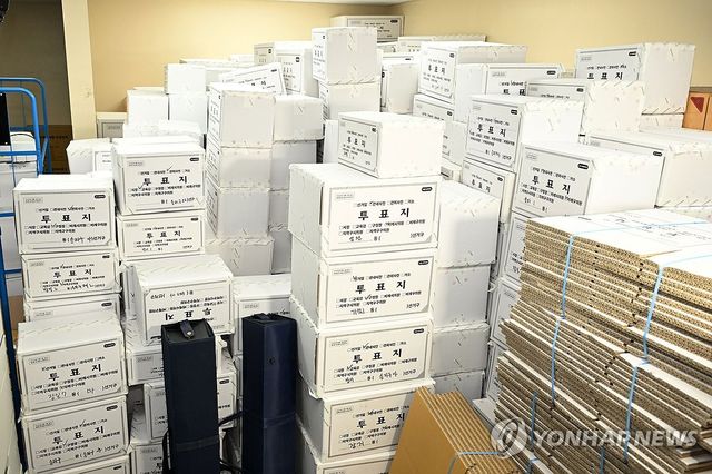 올림픽공원 개표소에 쌓여 있는 투표용지 보관상자