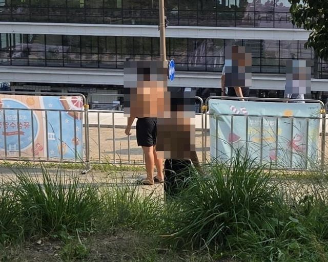뚝섬한강공원 수영장 내 흡연자들