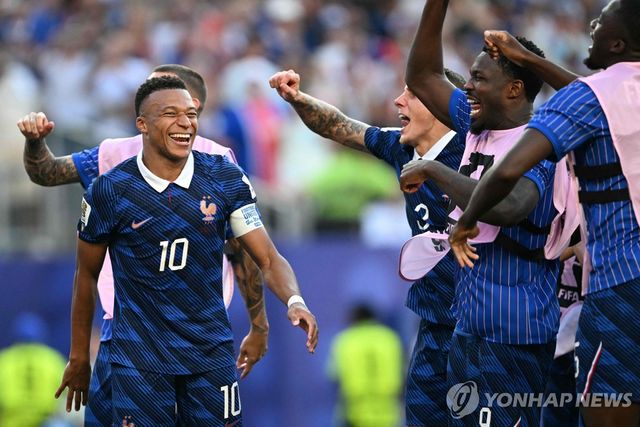 승리에 기뻐하는 음바페