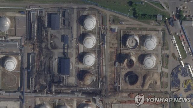 우크라이나의 드론 공격으로 파괴된 러시아 모스크바 정유시설 인공위성 촬영 사진