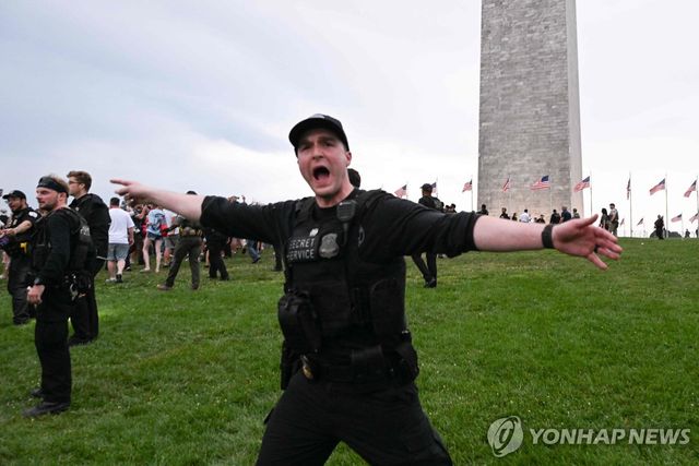내셔널몰에서 사람들 대피시키는 경찰