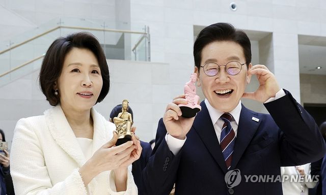 기념품 든 이재명 대통령 부부