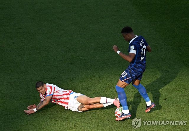 공 다투는 음바페