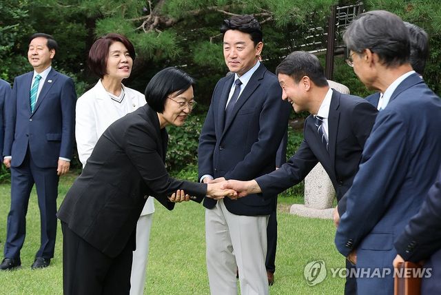 인사하는 한성숙 국무총리와 민주당 한병도 당대표 직무대행