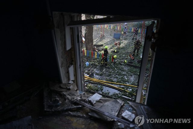 지난 2일 러시아의 드론 공격으로 피해를 본 키이우 주택가를 고조대원들이 수색하는 모습