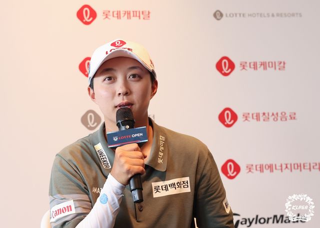 우승 뒤 기자회견하는 김효주
