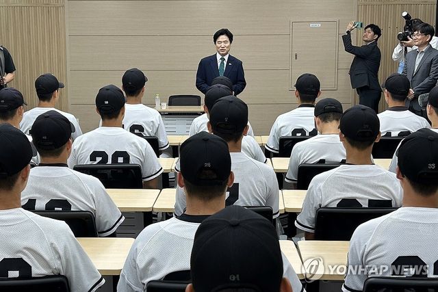 광주일고 야구부 위로하는 김대중 교육감