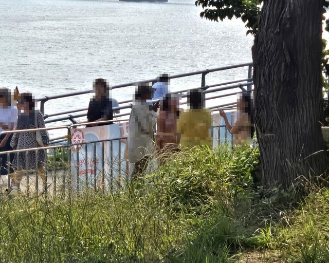 뚝섬한강공원 수영장 내 흡연자들