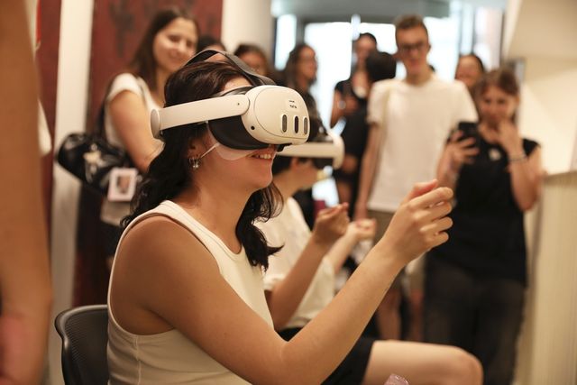 VR기기로 K팝 콘서트 즐기는 이탈리아 팬들