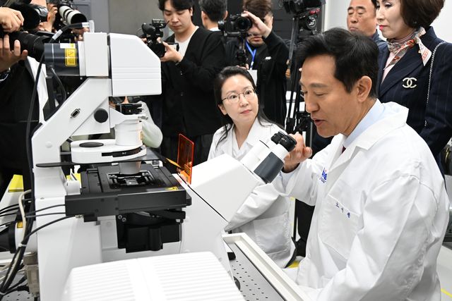서울바이오허브 글로벌센터 둘러보는 오세훈 시장